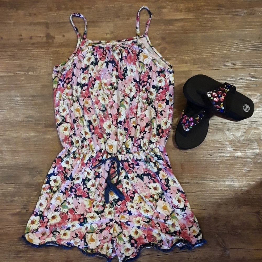 Belle du Jour girls floral jumper size large